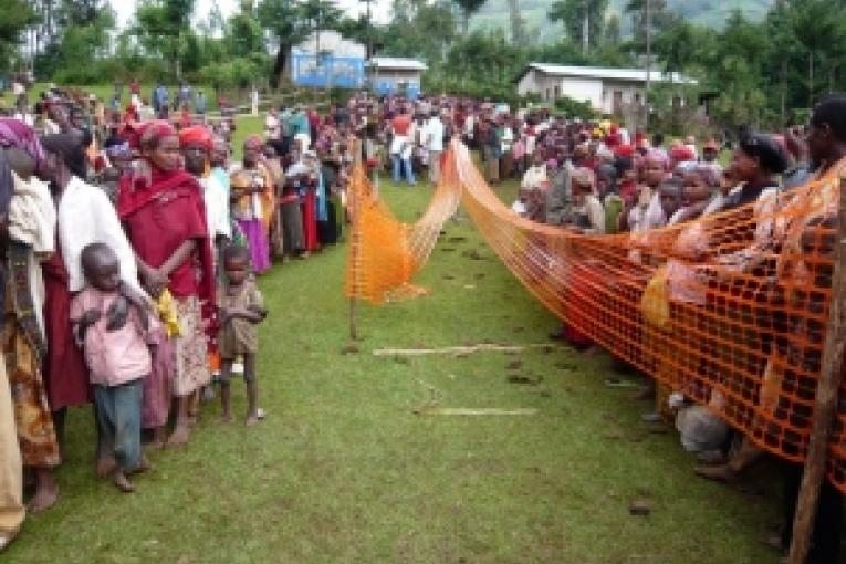 A Shewkare dans le district de Kindo Didaye région SNNP des centaines de personnes se présentent au dépistage dans l'espoir d'être admises dans un programme nutritionnel MSF