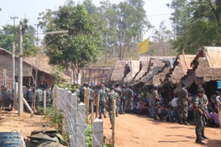 Le camp de Huai Nam Khao où MSF a travaillé jusqu'en mai 2009 vidé par les militaires thaïlandais qui expulsent 4000 Hmongs vers le Laos. MSF a à plusieurs reprises dénoncé ces renvois forcés.