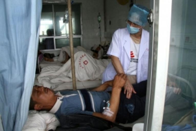 Un médecin MSF examine un patient à l'hôpital de Guanghan (17 mai 2008)