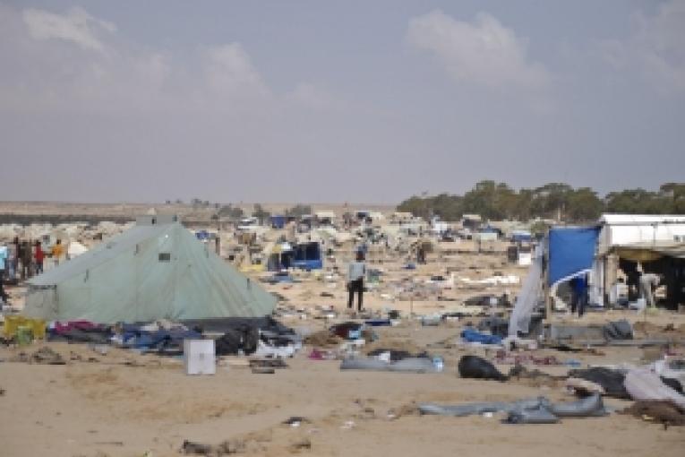 A la frontière entre la Tunisie et la Libye 4000 réfugiés sont bloqués dans le camp provisoire de Shousha et vivent dans la précarité. Incendies et violence y ont déjà provoqué la mort de six personnes.
