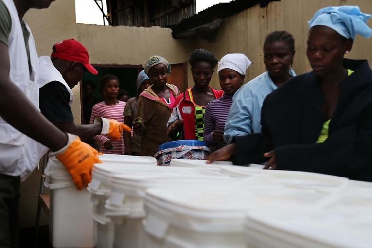 Distribution des kits aux habitants du bidonville de West Point à Monrovia capitale du Liberia. Octobre 2014