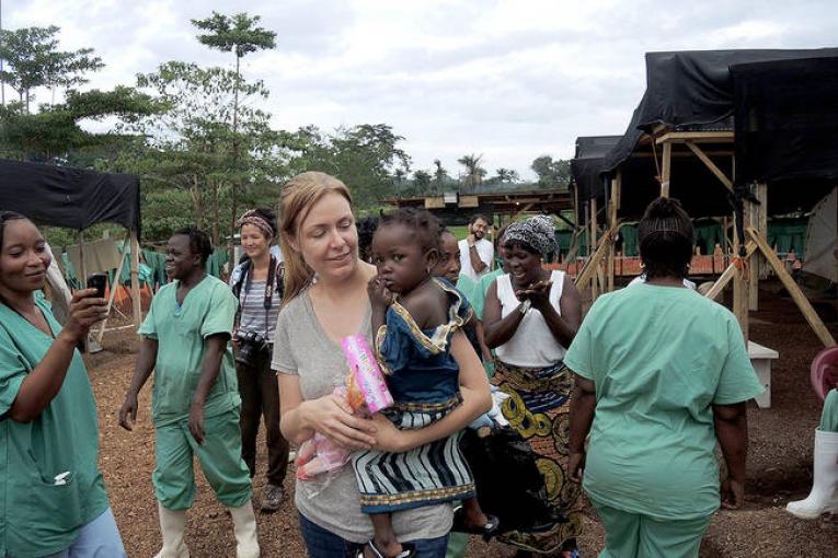 Ella Watson chargée de la promotion de la santé en Sierra Leone et Isatta qui a survécu à l’Ebola.