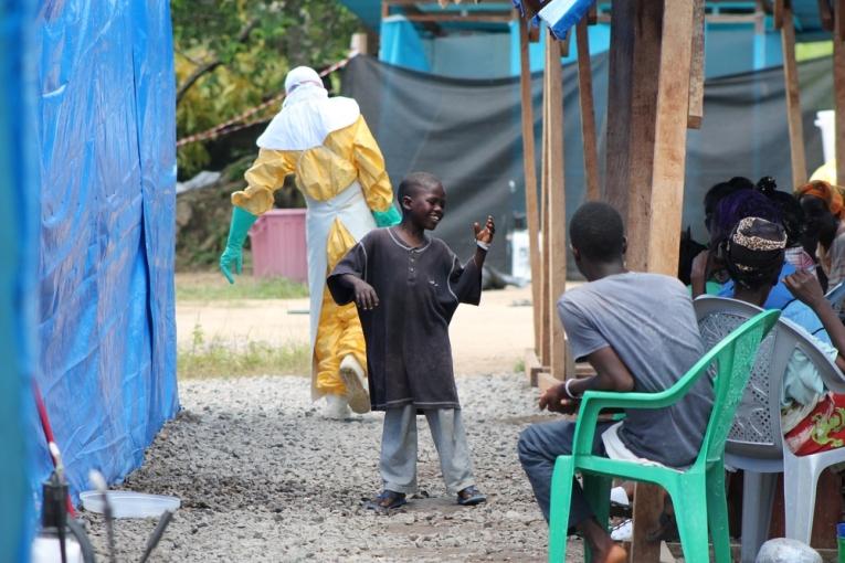 Mamadee l'enfant qui a vaincu Ebola en train de danser au centre de traitement de Foya au Liberia.