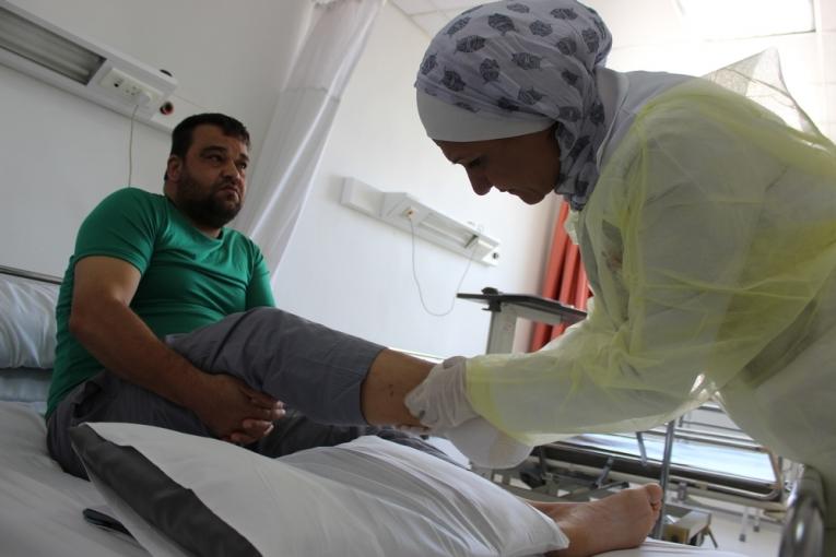 Erfan originaire du sud ouest de la Syrie a dû être amputé du pied à la suite d'une blessure mal soignée dans les premiers temps.