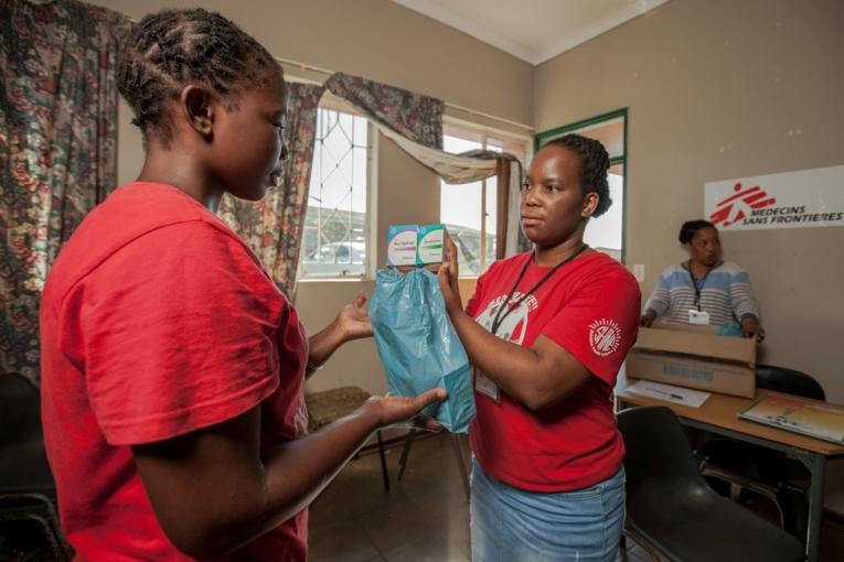 Une jeune patiente de 26 ans reçoit ses traitements ARV pour 2 mois des mains d'une conseillère MSF à Eshowe, en Afrique du Sud.