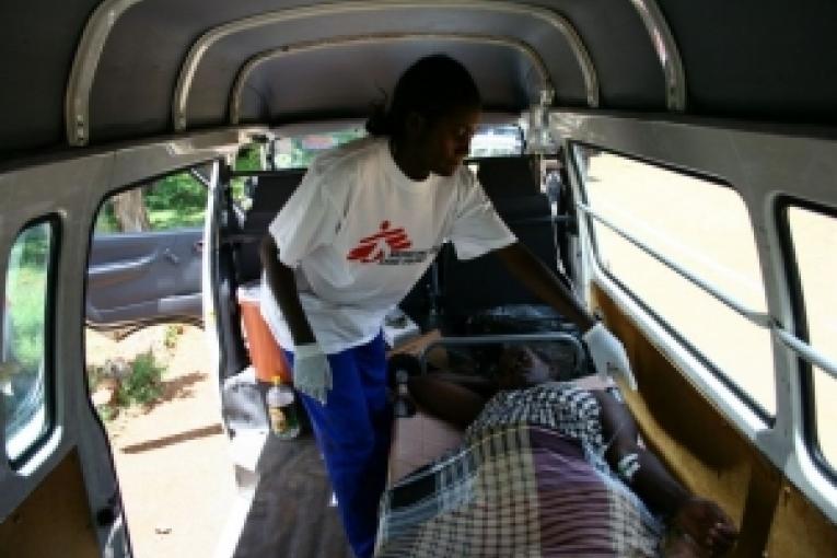 Zimbabwe février 2009. En raison du coût élevé des transports payable en devises étrangères uniquement l'accès des populations aux centres de santé est extrêmement difficile.