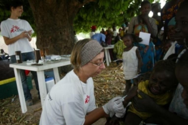 Tchad mars 2006. Les équipes MSF vaccinent des enfants contre la rougeole.