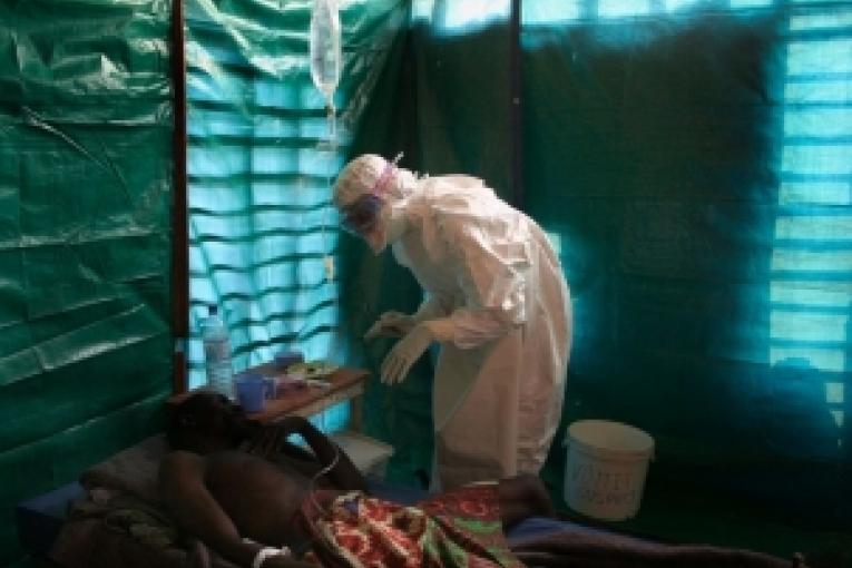 République démocratique du Congo. L'équipe médicale apporte des soins à un patient atteint de la fièvre hémorragique Ebola