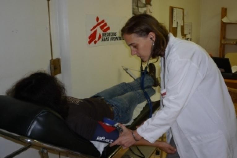 Depuis le 1er mars 2007 MSF a ouvert à Paris un Centre d'écoute et de soins médico psychologiques destiné aux personnes venues chercher asile et protection en France suite à des violences politiques ou un conflit. Après un an et demi d'activité Lau