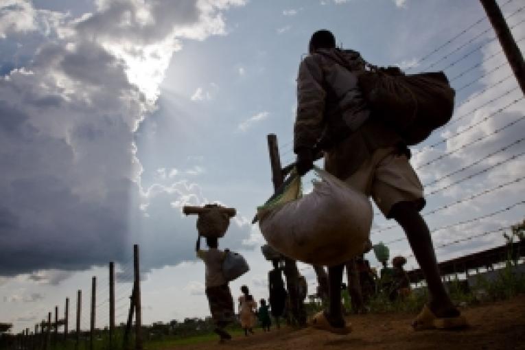 Sud Soudan  Un groupe arrive dans le camp de Nyori. Ils viennent de fuir une attaque de la LRA.