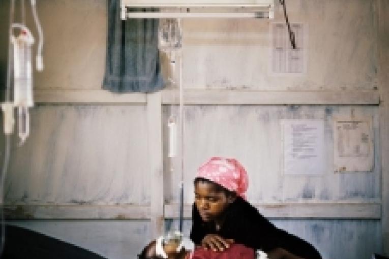 Sierra Leone mai 2008. Un patient atteint de paludisme et sa mère à l'hôpital MSF de Gondama à Bo.