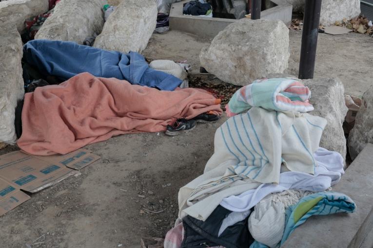 Des réfugiés dormant sous un pont près de la Porte de la Chapelle, à Paris, en novembre 2017.