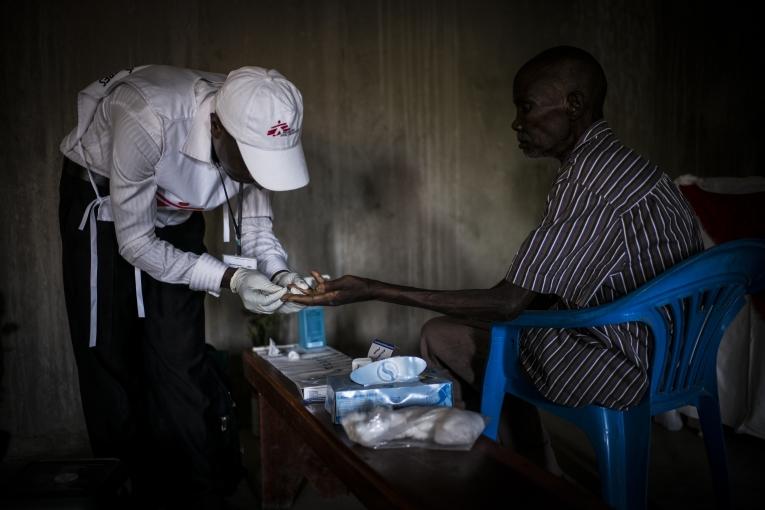 MSF soutient 13 centres de santé dans le district pour améliorer les soins de santé pour les communautés de pêcheurs vivant dans la région des lacs George et Edward. MSF fournit du personnel supplémentaire des médicaments et ainsi que des formatio