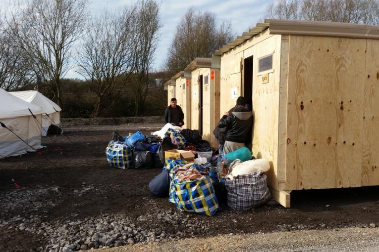 Des réfugiés s'installent dans le nouveau camp de la Linière en mars 2016. Nicolas Beaudouin/MSF