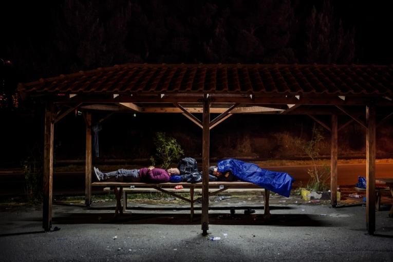 A Idomeni en Grèce des Syriens dorment sous l'abri d'une station essence à quelques kilomètres de la frontière avec la Macédoine.