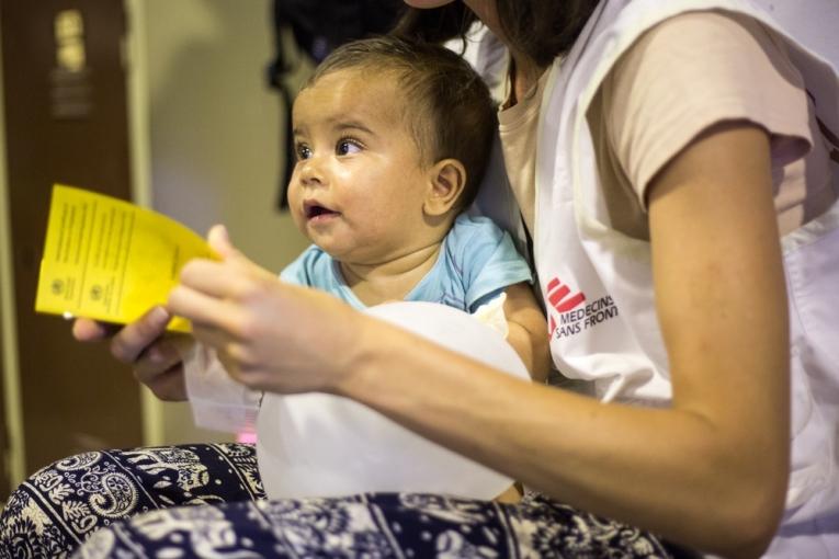 Un enfant venant d'être vacciné par MSF. Grèce juin 2016 MSF