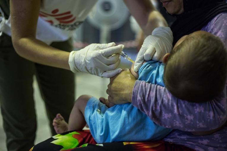 Vaccination de jeunes enfants par MSF contre la pneumonie en Grèce en 2016. MSF