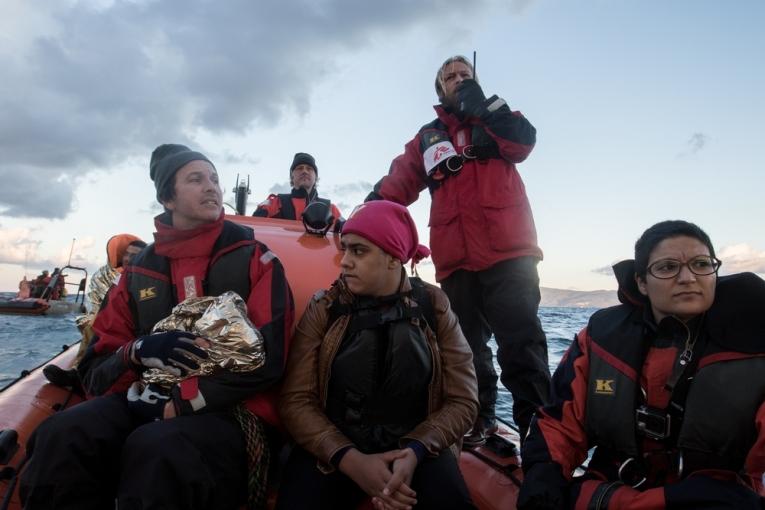 Les équipes de MSF et de Greenpeace approchent du Port de Molyos après avoir secouru trois personnes au large des côtes de l'île de Lesbos en Grèce.