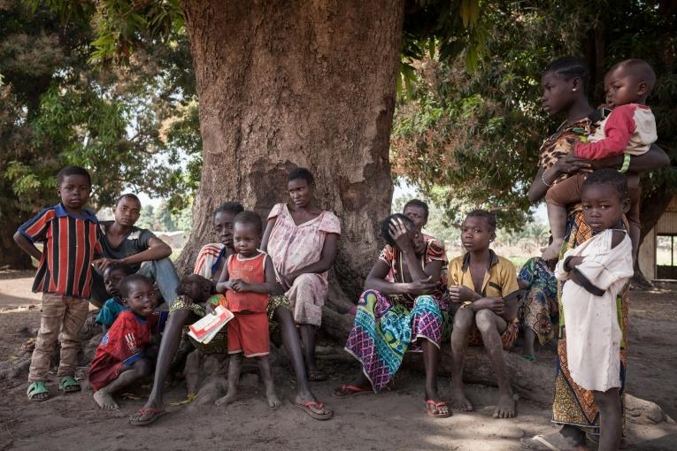 Plusieurs familles déplacées restent à l'intérieur et autour d'un bâtiment abandonné près d'un centre de santé à Paoua, soutenu par MSF.