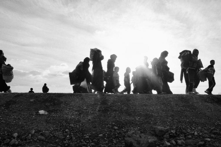 Des personnes arrivent en grand nombre avec leurs affaires dans le camp de déplacées d’Aïn Issa. Syrie. 2017.