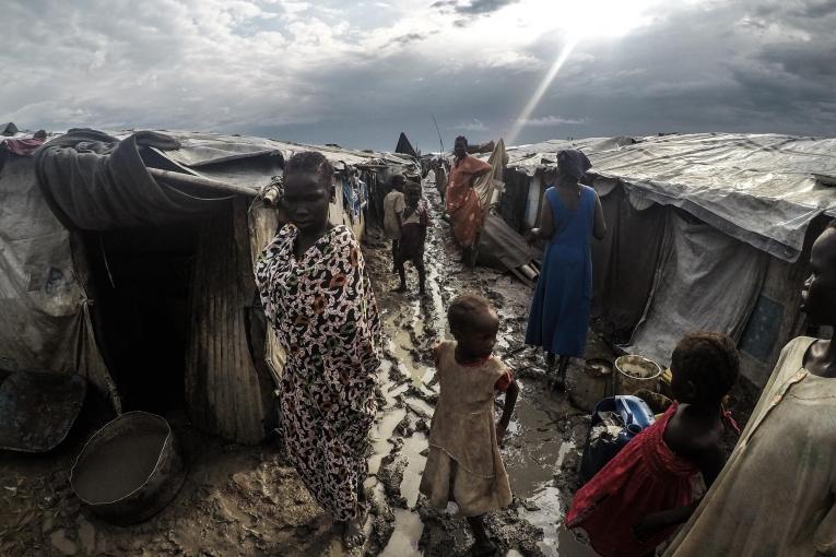 Pendant la saison des pluies, qui a lieu entre juin et novembre, le camp de Malakal devient extrêmement boueux. Les conditions de vie sont alors d'autant plus difficiles. Soudan du Sud. 2017.