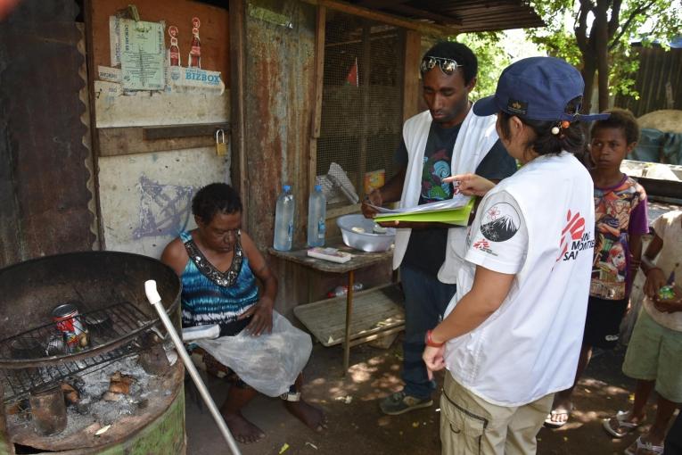 Une équipe de Médecins Sans Frontières rend visite à une femme atteinte de tuberculose à Port Moresby, pour lui fournir ses médicaments hebdomadaires. Papouasie-Nouvelle-Guinée. 2017.