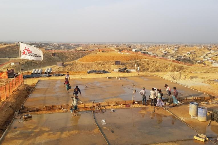 Site de construction de l'hôpital MSF dans le camp de Kutupalong-Balukhali qui accueille quelque 700 000 réfugiés rohingya. Bangladesh. 2018.