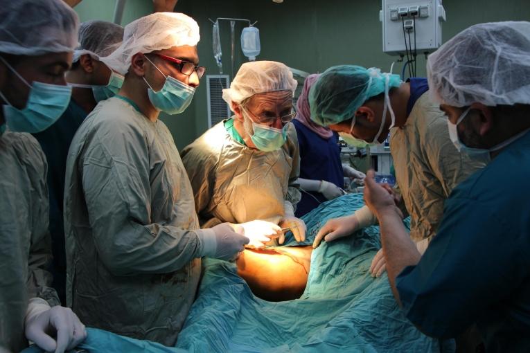 A l'hôpital Al-Aqsa de Gaza, les équipes de Médecins Sans Frontières (chirurgiens, anesthésistes et infirmiers) soutiennent les équipes locales pour répondre à l'afflux massif de blessés par balle. Palestine. 2018.