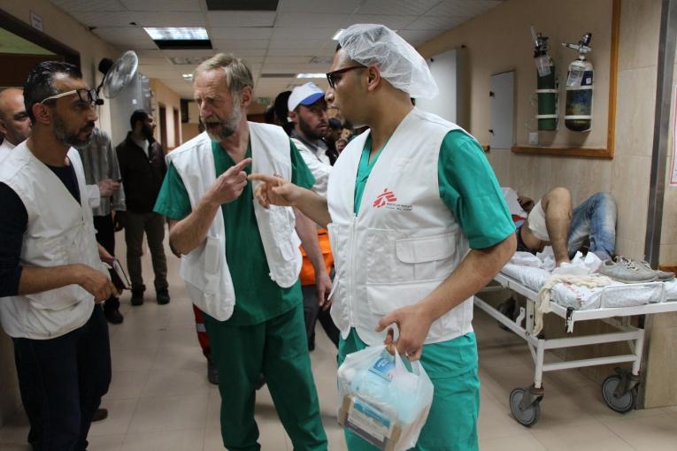 À l'hôpital Al-Aqsa de Gaza, les équipes de Médecins Sans Frontières (chirurgiens, anesthésistes et infirmiers) soutiennent les équipes locales pour répondre à l'afflux massif de blessés par balle. Palestine. 2017.