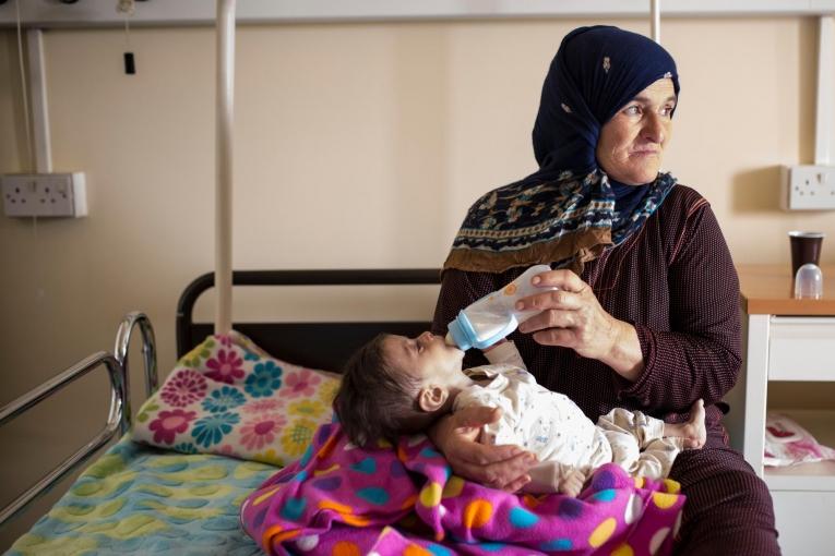 Une grand-mère tient son petit-fils dans ses bras à l'hôpital Elias Hraoui de Zahlé, dans lequel les équipes de Médecins Sans Frontières gère un service de soins pédiatriques. Liban. 2018.