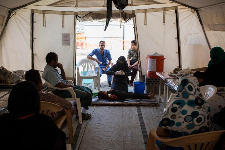 Dans la tente de récupération du centre de traitement du choléra de l'hôpital Al Thawra, l'équipe de promotion de la santé MSF enseigne aux anciens patients quelques bonnes pratiques pour éviter le choléra. Septembre 2017