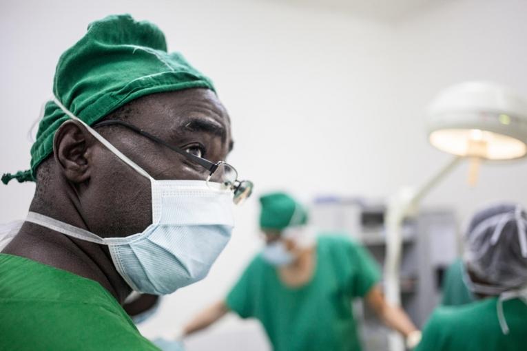 Le chef de service du bloc opératoire de l'hôpital MSF SICA à Bangui analyse la radiographie d'un patient blessé par balle.