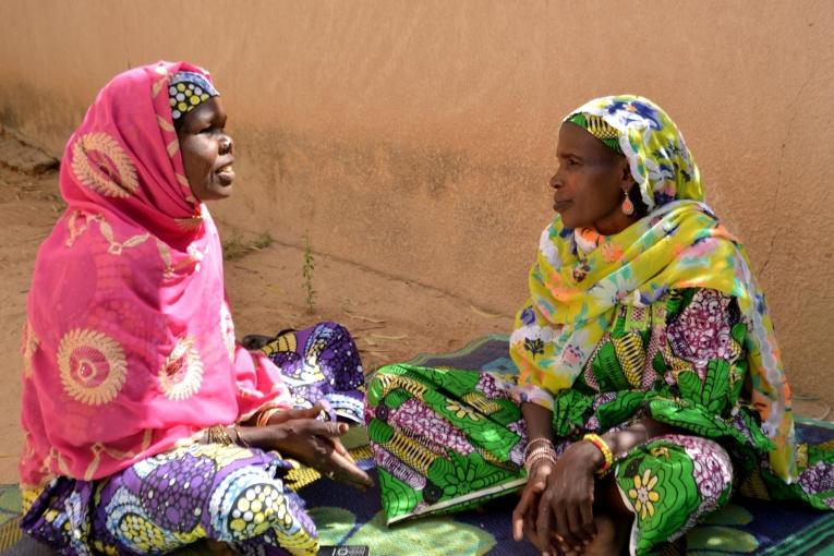 Fajimatou a 33 ans et elle est mère de quatre enfants. Elle est en discussion avec la matrone de son village dans un espace d'écoute mis en place par MSF. Niger. 2018.