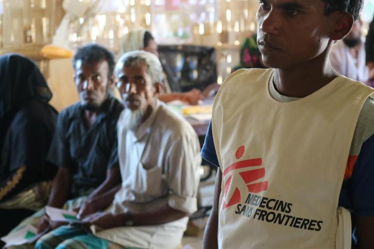 Des patients attendent dans une clinique MSF du camp de Kutupalong-Balukhal. Bangladesh. 2018.