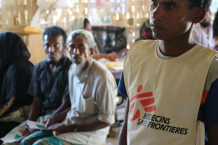 Des patients attendent dans une clinique MSF du camp de Kutupalong-Balukhal. Bangladesh. 2018.
