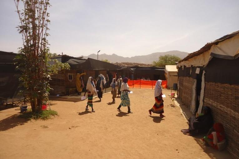 Des écolières se rendent à une consultation dans un centre de santé géré par MSF.  Soudan. 2018. 