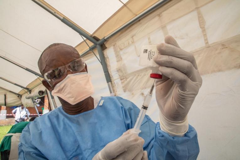 Un infirmier prépare une vaccination contre le virus Ebola sur le site de Bikoro dans la région de l'Equateur. 