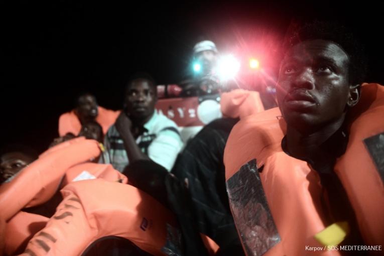 Opération de recherche et de sauvetage en Méditerranée à bord de l'Aquarius le 9 juin 2018. Le sauvetage de 2 bateaux pneumatiques est devenu critique lorsque l'un deux s'est déchiré, laissant 40 personnes à l'eau en pleine nuit. 