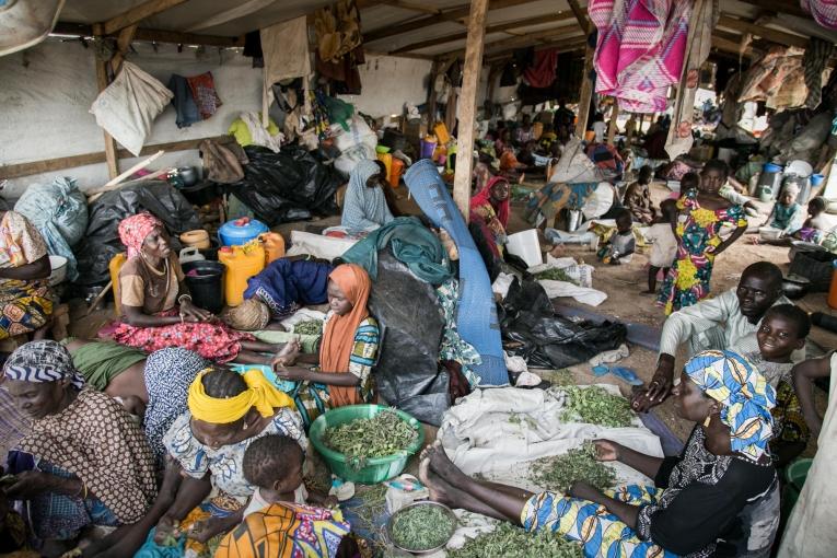 Personnes déplacées dans le camp de transit de Pulka, dans le nord-est du Nigeria. Ces abris devaient être temporaires, mais certaines personnes y habitent depuis des mois. Nigeria. 2018. 