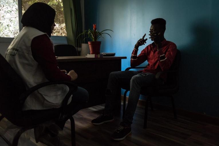 Une psychologue de Médecins Sans Frontières en discussion avec un patient dans la clinique MSF de Maadi. Egypte 2018.
