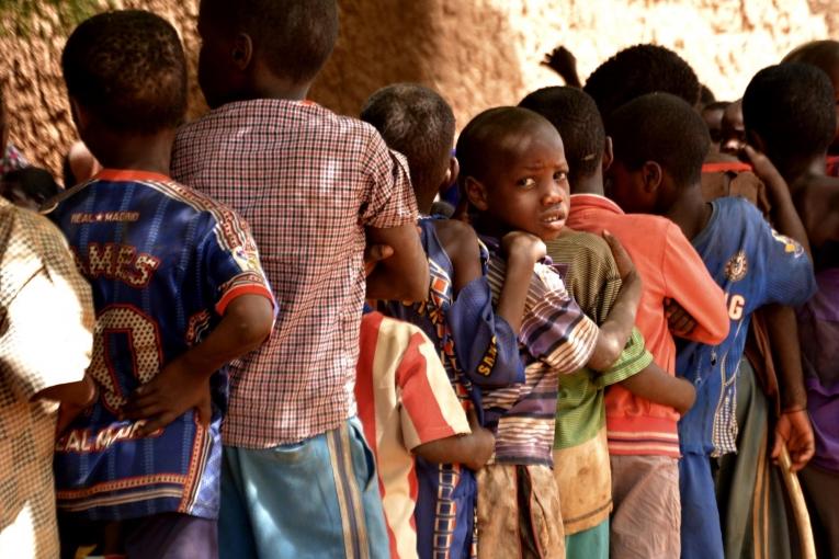 Des enfants attendent d'être vaccinés contre la méningite dans un centre établi dans leur village par MSF et le ministère de la Santé. Plus de 33 500 personnes de 2 à 29 ans ont été vaccinées pendant cette campagne. 