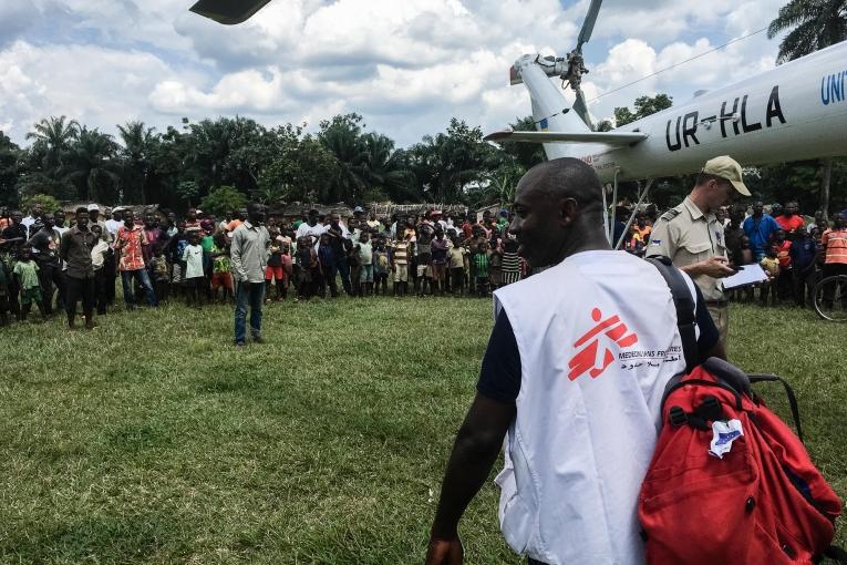 Des logisticiens de MSF arrivent en hélicoptère dans une zone reculée d'Itipo, en RDC.