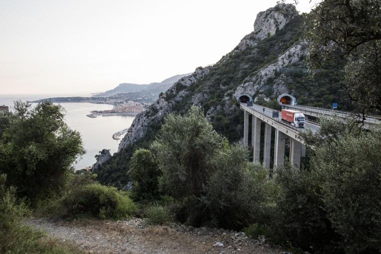 Vue de la France, coté Italien. Des migrants s'aventurent parfois à traverser en empruntant l'autoroute, un chemin risqué. France. 2018.