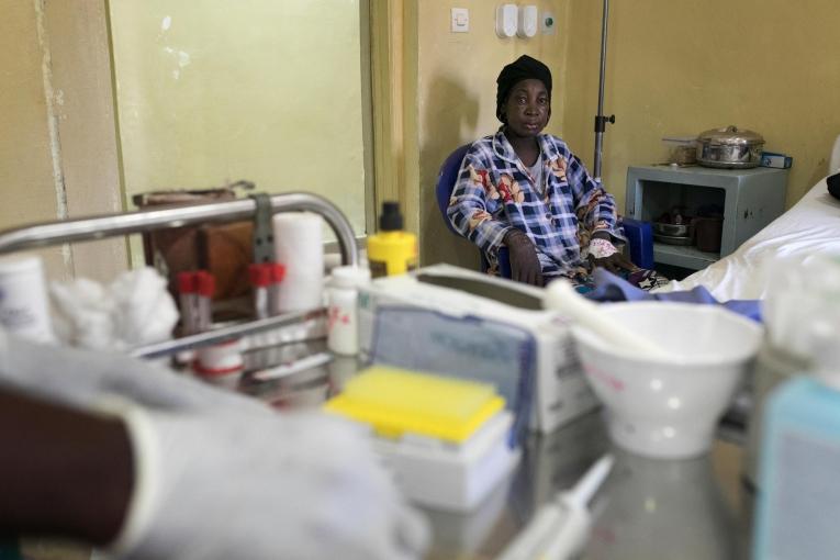 Mama Kamano souffre de problèmes rénaux, d'hypertension et de tuberculose. Elle est prise en charge par MSF à l'hôpital de Donka à Conakry en Guinée. Mars 2018