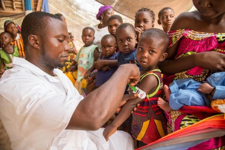 Détection de la malnutrition lors d'une vaccination. République centrafricaine. 2016.