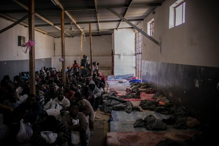 Des hommes détenus dans le centre de détention d'Abu Salim à Tripoli en Libye. Mars 2017.