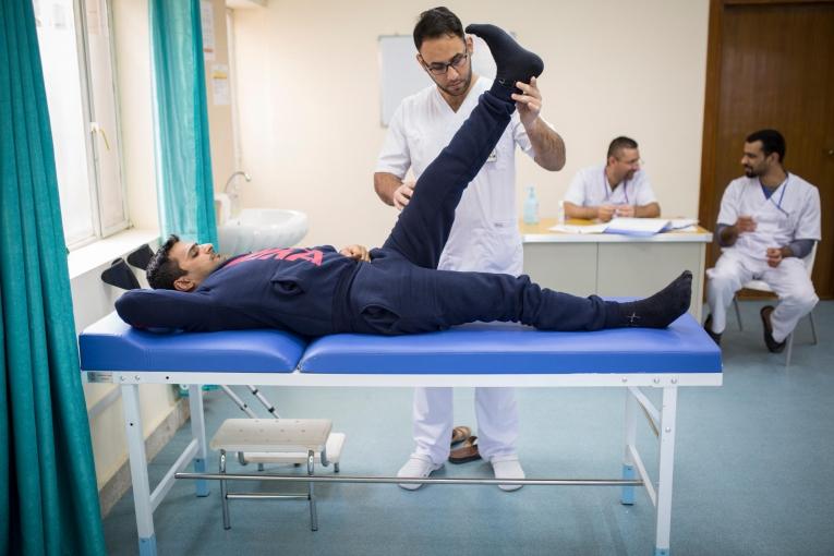 Ce jeune homme a été blessé par balles quelques mois auparavant. Il vient trois fois par semaine pour suivre des sessions de kinésithérapie. Centre de rééducation médicale de Bagdad (BMRC). Irak. 2017.