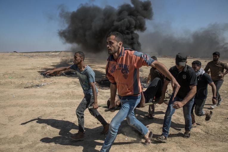 Manifestation du 14 mai contre l'ouverture de l'ambassade américaine à Jérusalem. Un manifestant vient d'être touché à la jambe. Bande de Gaza. 2018.