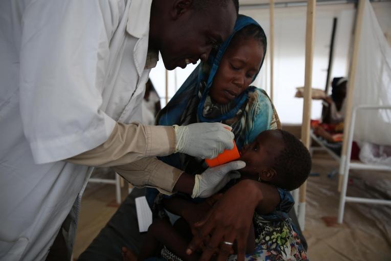 Un enfant pris en charge par un infirmier dans le centre thérapeutique nutritionnel de MSF à N'Djamena. Tchad. 2018.