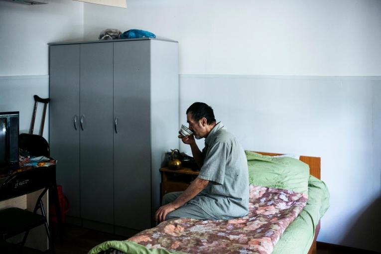 Un patient prend ses médicaments dans sa chambre de l'hôpital de Kara-Suu. Kirghizstan. 2017.